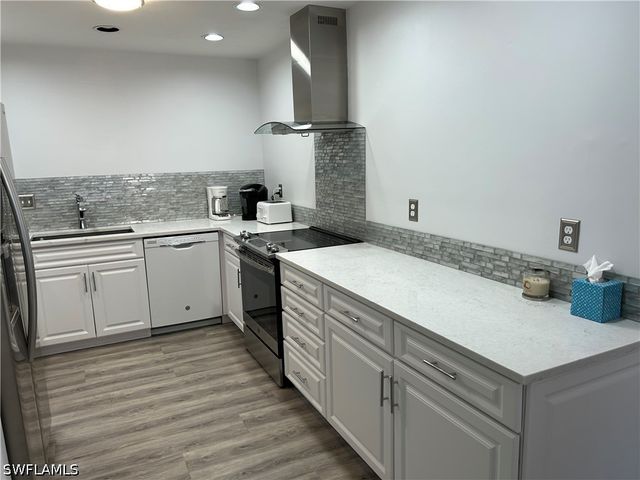 509 Roma CT 201, Naples, FL 34110