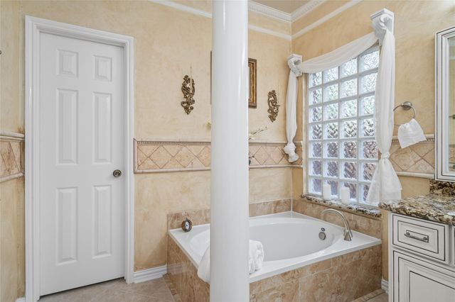 38 E Summer Storm Circle, The Woodlands, TX 77381