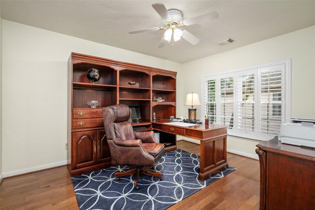 38 E Summer Storm Circle, The Woodlands, TX 77381