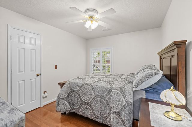 38 E Summer Storm Circle, The Woodlands, TX 77381