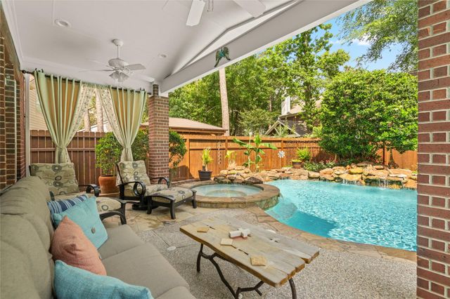 38 E Summer Storm Circle, The Woodlands, TX 77381