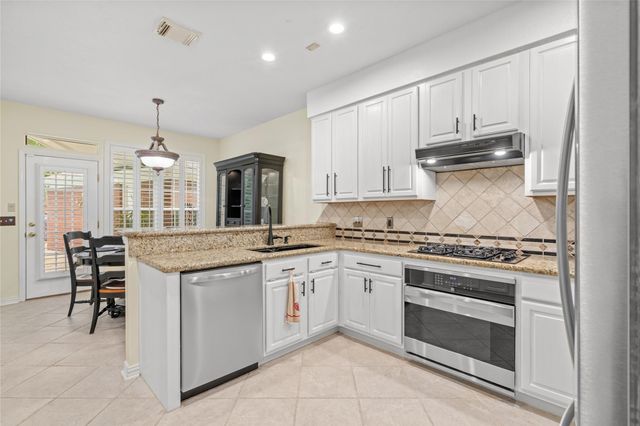 38 E Summer Storm Circle, The Woodlands, TX 77381