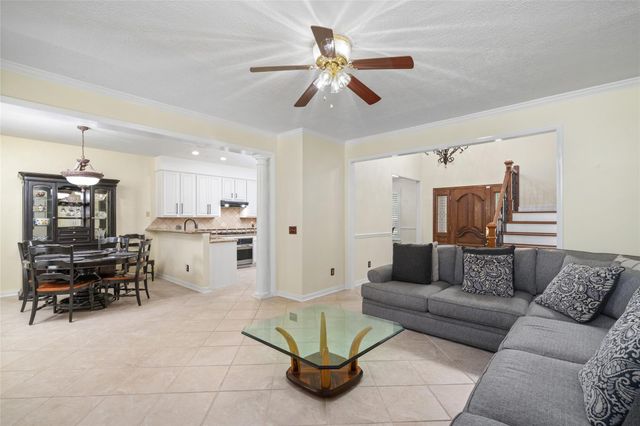 38 E Summer Storm Circle, The Woodlands, TX 77381