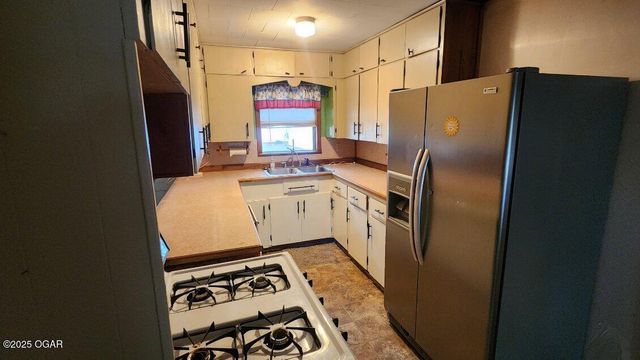 202 N 2nd Avenue, Columbus, KS 66725