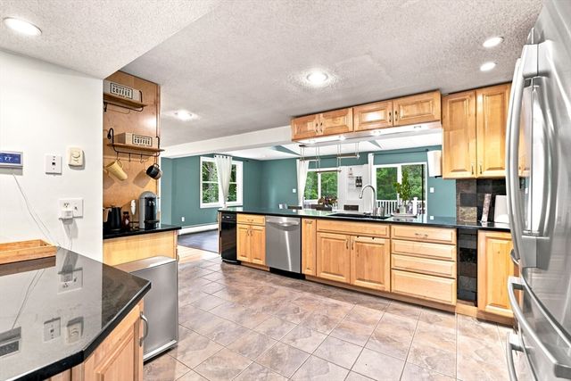 73 Glendale Rd, Hampden, MA 01036
