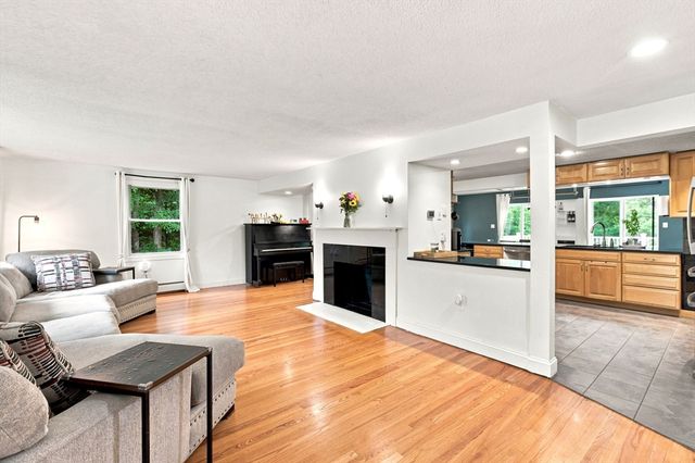 73 Glendale Rd, Hampden, MA 01036