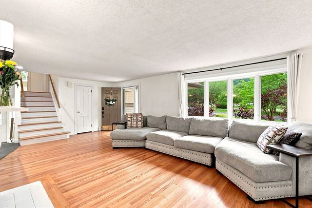 73 Glendale Rd, Hampden, MA 01036