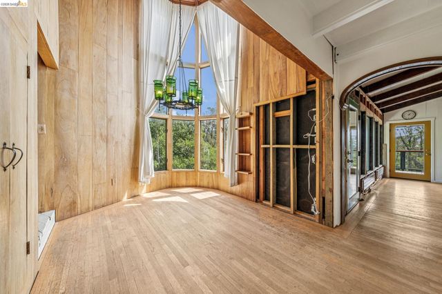 6383 Valley View Rd, Oakland, CA 94611