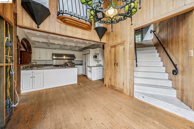 6383 Valley View Rd, Oakland, CA 94611