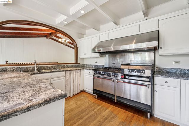 6383 Valley View Rd, Oakland, CA 94611