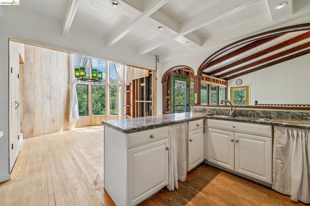 6383 Valley View Rd, Oakland, CA 94611