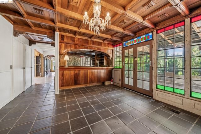 6383 Valley View Rd, Oakland, CA 94611