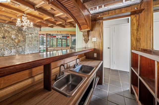 6383 Valley View Rd, Oakland, CA 94611