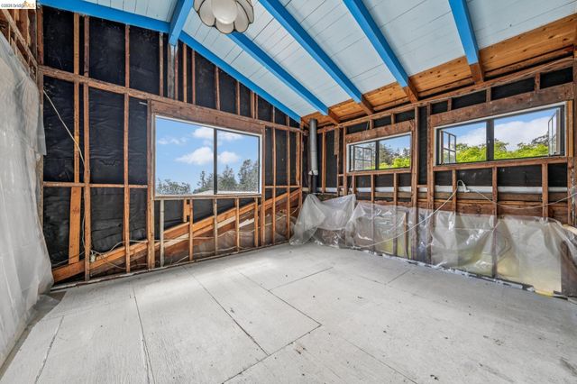 6383 Valley View Rd, Oakland, CA 94611