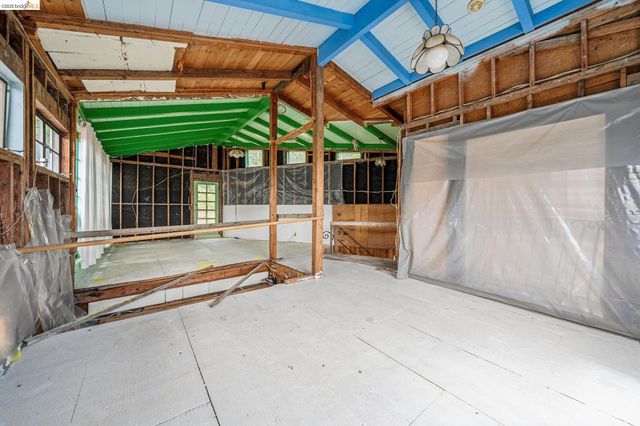 6383 Valley View Rd, Oakland, CA 94611