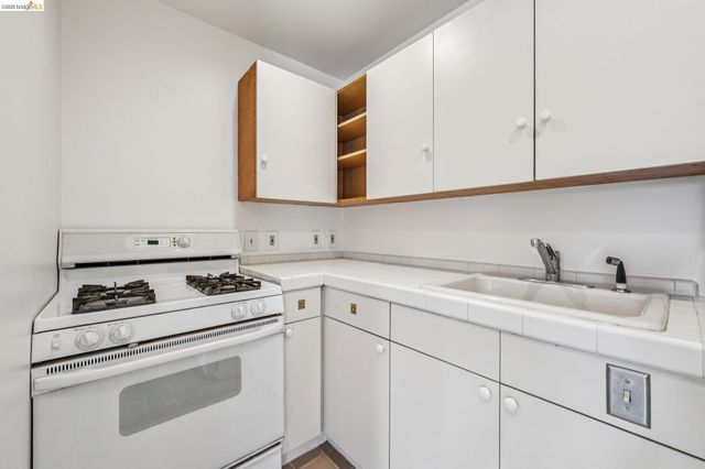 6383 Valley View Rd, Oakland, CA 94611