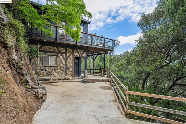 6383 Valley View Rd, Oakland, CA 94611