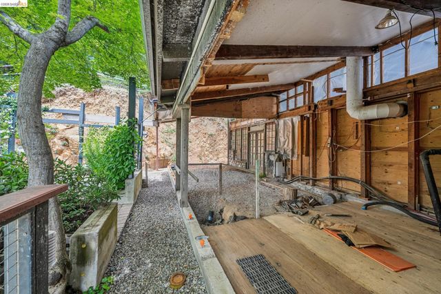 6383 Valley View Rd, Oakland, CA 94611