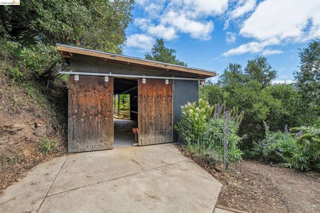 6383 Valley View Rd, Oakland, CA 94611