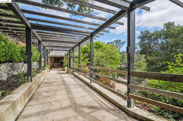 6383 Valley View Rd, Oakland, CA 94611