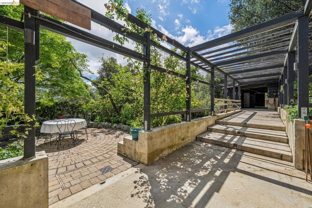 6383 Valley View Rd, Oakland, CA 94611