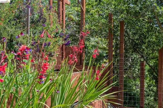 6383 Valley View Rd, Oakland, CA 94611