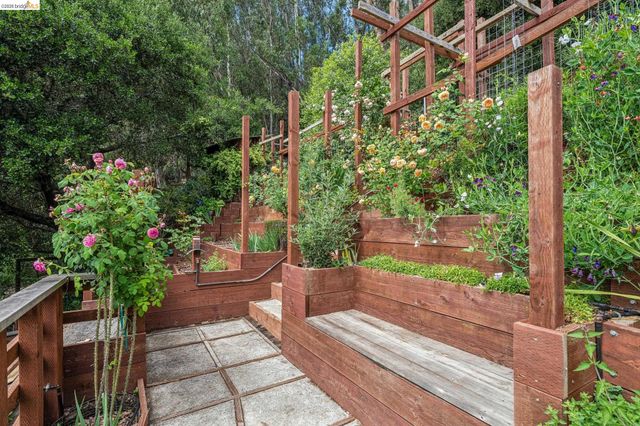 6383 Valley View Rd, Oakland, CA 94611