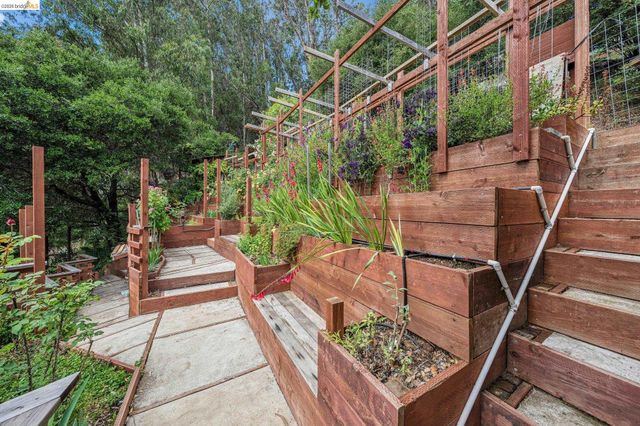 6383 Valley View Rd, Oakland, CA 94611