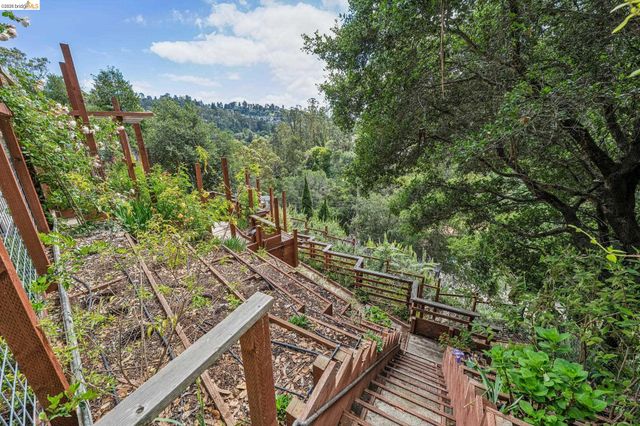 6383 Valley View Rd, Oakland, CA 94611