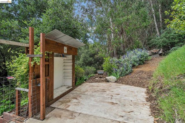 6383 Valley View Rd, Oakland, CA 94611