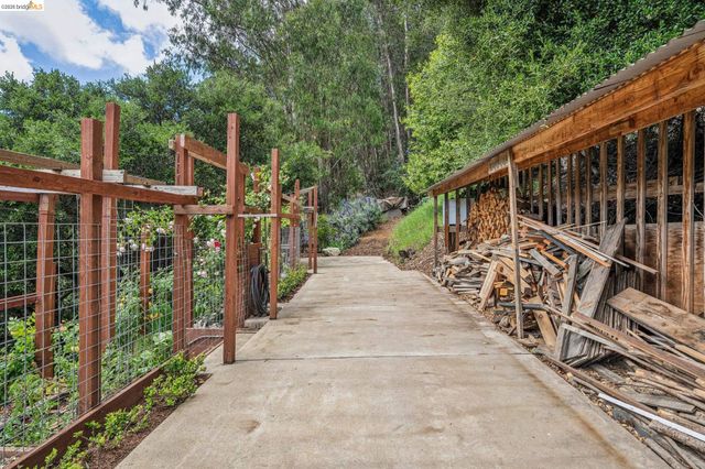 6383 Valley View Rd, Oakland, CA 94611