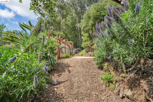 6383 Valley View Rd, Oakland, CA 94611