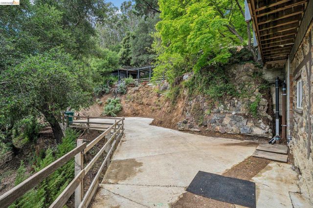 6383 Valley View Rd, Oakland, CA 94611