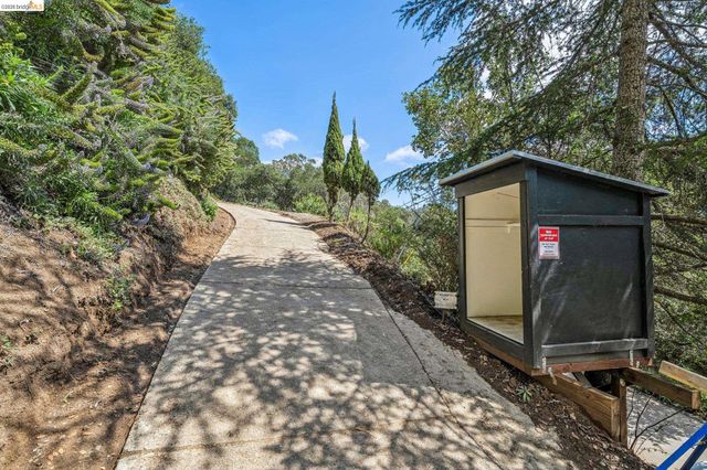 6383 Valley View Rd, Oakland, CA 94611