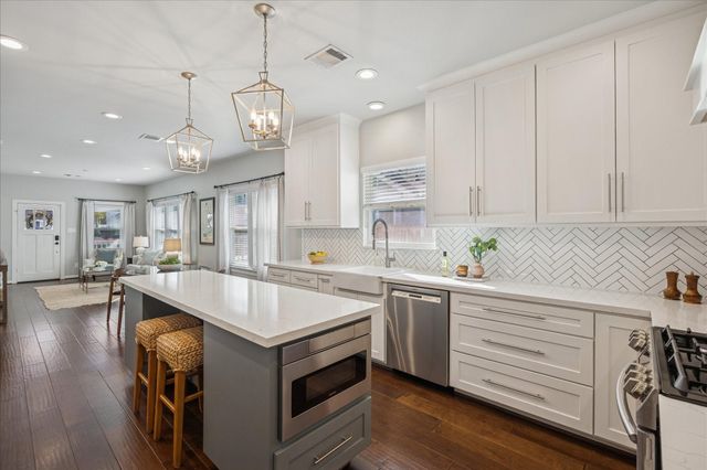 211 E 24th Street, Houston, TX 77008