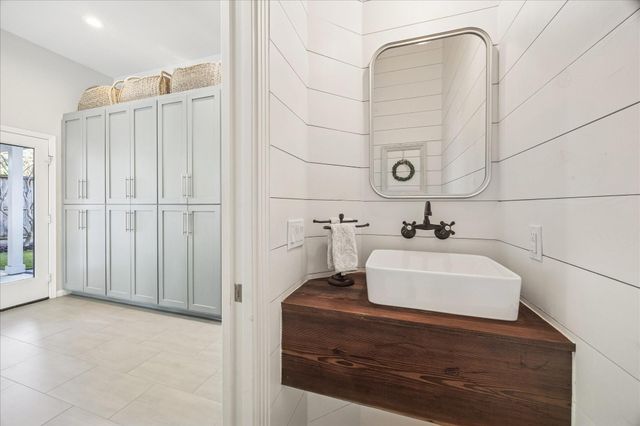 211 E 24th Street, Houston, TX 77008