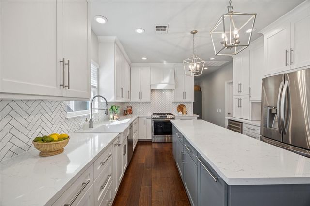 211 E 24th Street, Houston, TX 77008