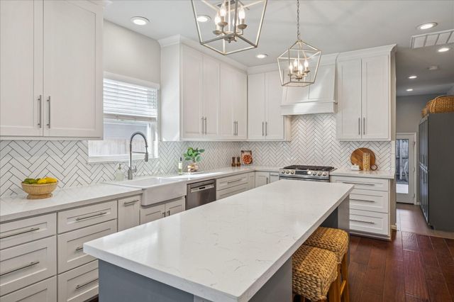 211 E 24th Street, Houston, TX 77008