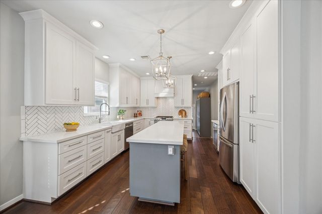 211 E 24th Street, Houston, TX 77008