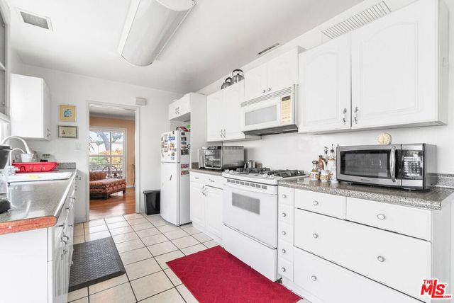 9619 S 11th Avenue, Inglewood, CA 90305