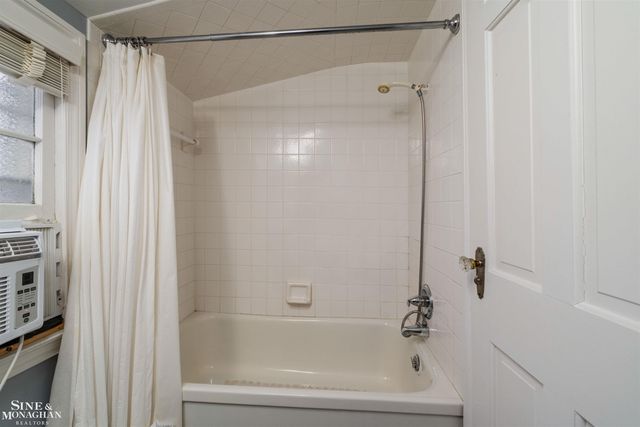 47 Cranford Lane, Grosse Pointe, MI 48230