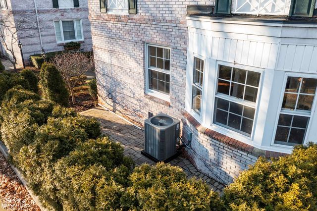 47 Cranford Lane, Grosse Pointe, MI 48230