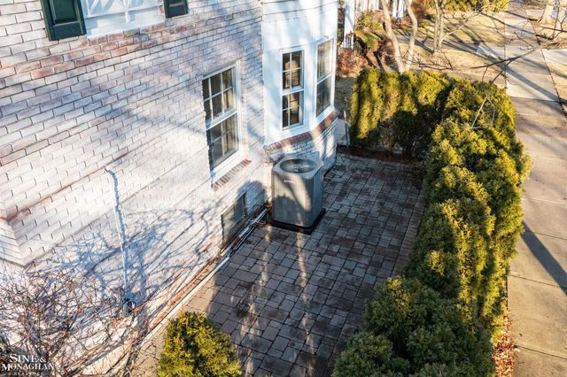 47 Cranford Lane, Grosse Pointe, MI 48230