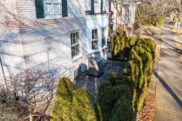 47 Cranford Lane, Grosse Pointe, MI 48230