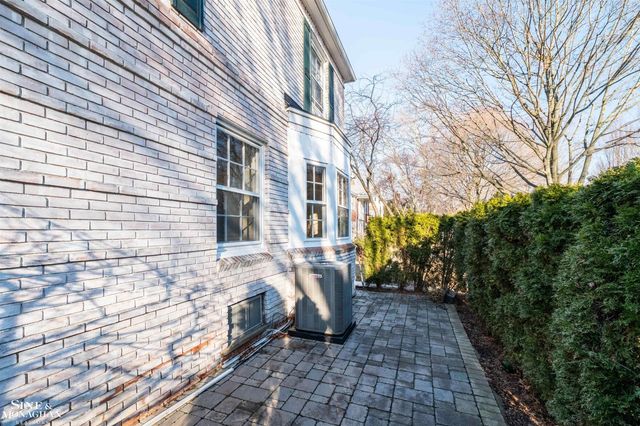 47 Cranford Lane, Grosse Pointe, MI 48230