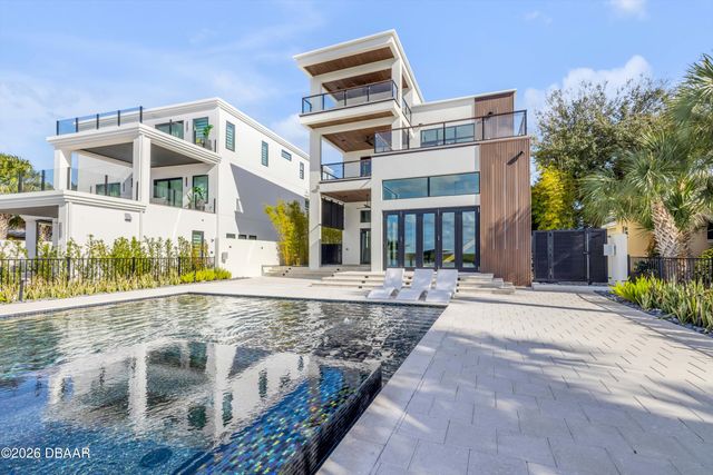 1194 N Peninsula Avenue, New Smyrna Beach, FL 32169