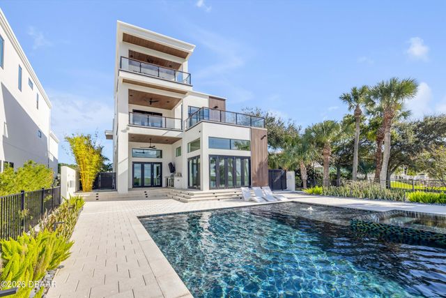 1194 N Peninsula Avenue, New Smyrna Beach, FL 32169