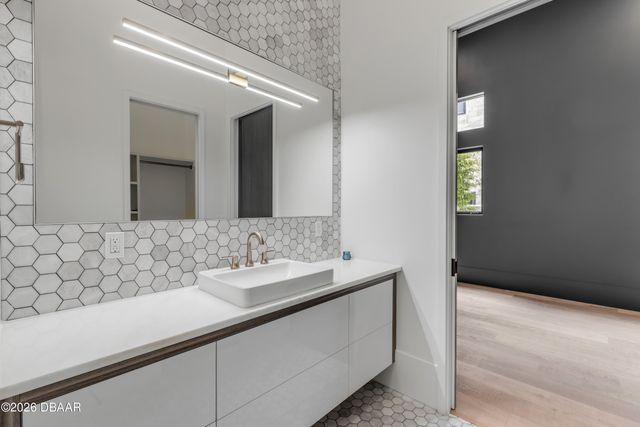 1194 N Peninsula Avenue, New Smyrna Beach, FL 32169