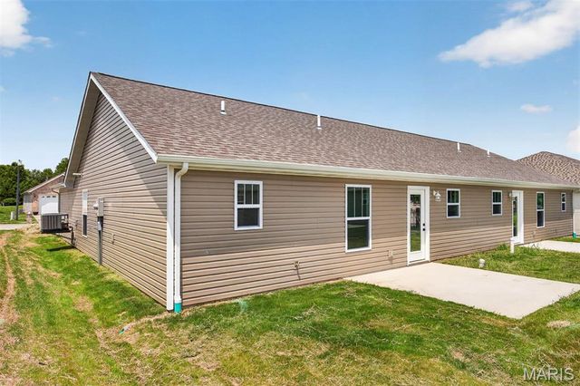 40 Auburn Court B, Highland, IL 62249
