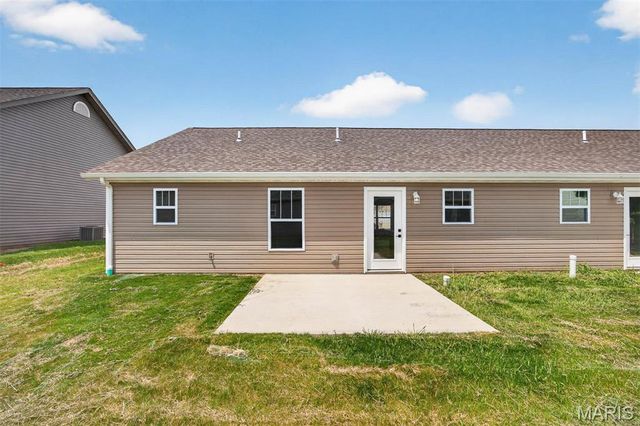 40 Auburn Court B, Highland, IL 62249
